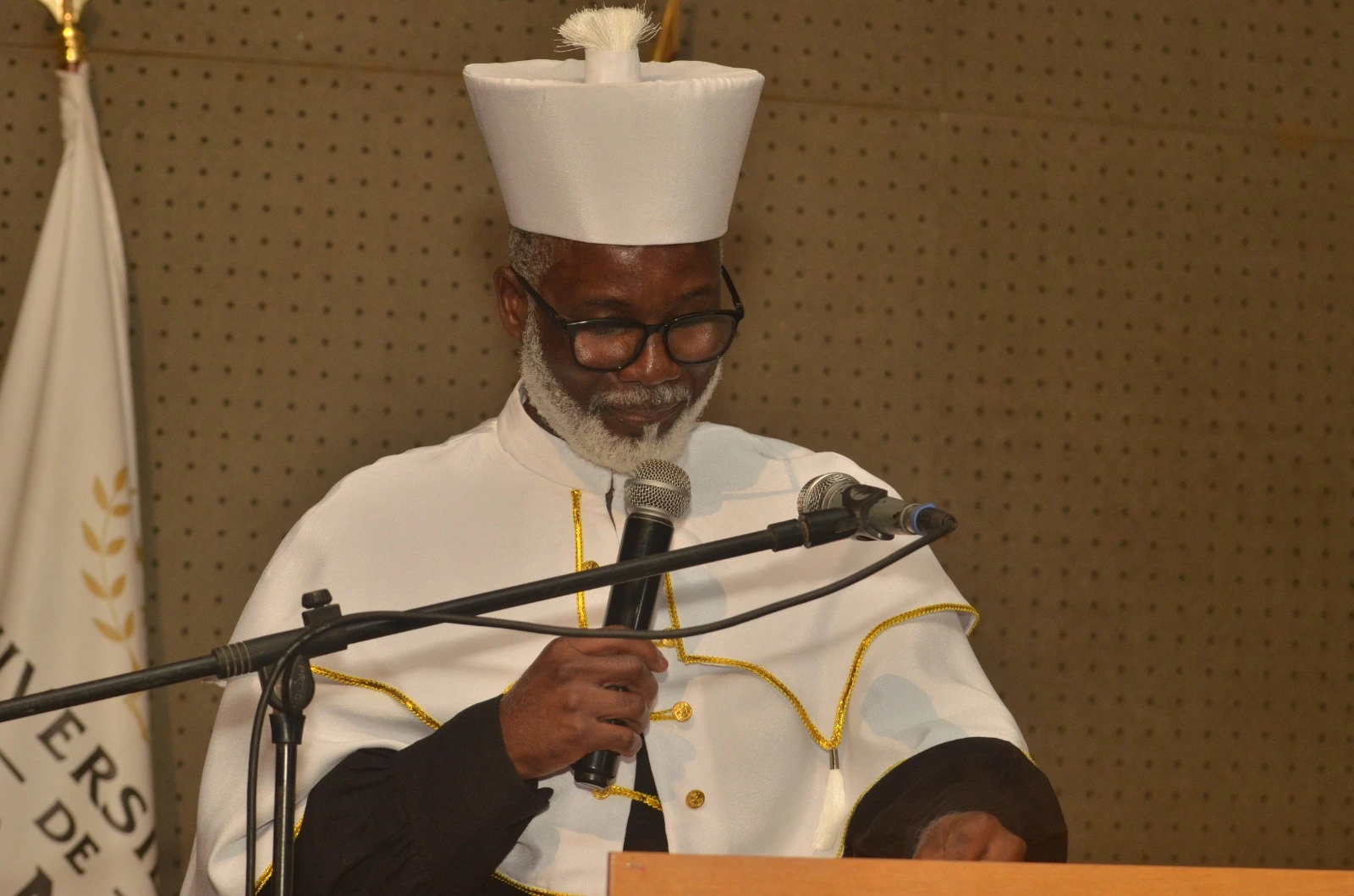 Magnífico Reitor, Professor Doutor Alfredo Gabriel Buza, presidindo a Cerimônia de Outorga da Universidade de Luanda